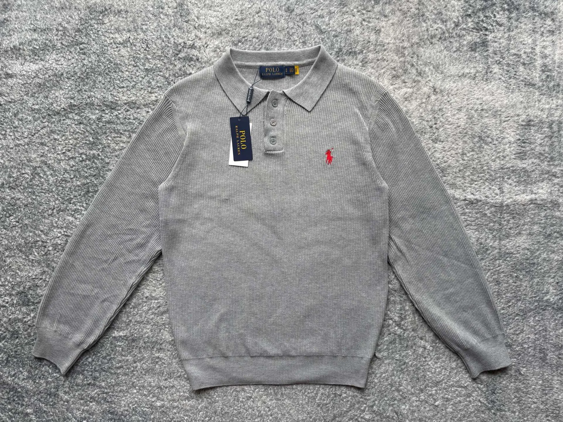 P230 Ralph Lauren/Ralph Lauren French retro men’s knitted polo sweater, old money style ~ polo sweater, a weighty item that can be warm at first but also cold at first, with zero pressure and skin-friendly experience. It can be layered with a high collar inside, making it easy to achieve advanced layering~ The colors of this series are very attractive, and it is an excellent item that can be worn for many years after buying it! The simple version design does not lose the highlights and beauty of the details. The knitted fabric is soft and comfortable, and it does not scratch the skin when worn close to the body. It has a light and sophisticated style! The flat knitting method is carefully arranged and combined to show the beauty of three-dimensional and stylish decoration, giving the garments a rich sense of layering. Comfort is cleverly integrated into elegant fashion. The upper body is flexible yet muscular, and the temperament is casual. The short, micro-profile box style interprets the most popular styles nowadays. The upper body can improve your temperament in one second! You can also tuck your top into your trousers to visually improve the wearability and make it fuller, covering your flesh and making you look slimmer without being bloated.  Color: light gray, black gray, apricot, length, bust, shoulder width, M 66 50 61 120-135 pounds L 68 52 62 135-150 pounds XL 69 54 62 150-165 pounds